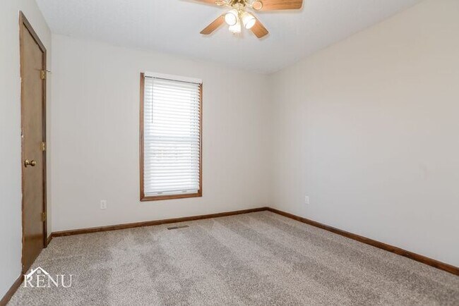 Building Photo - 419 W Sunrise Dr