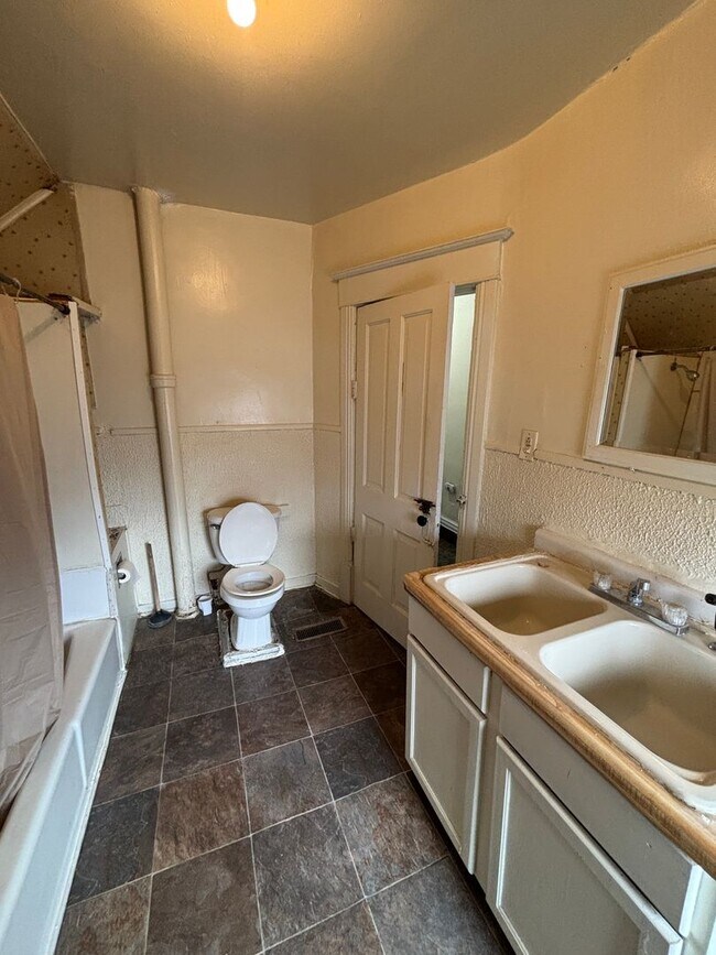 Building Photo - 326 Fowler St