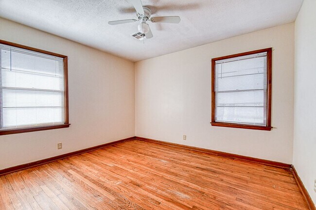 Building Photo - Charming Central Norman Home!