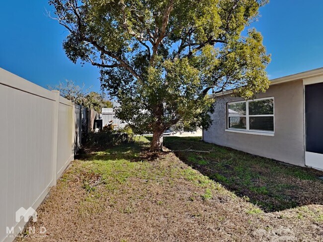 Building Photo - 7511 Hawthorn Dr