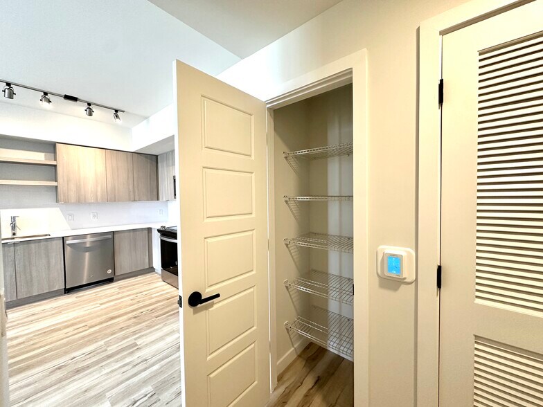 Building Photo - 512 SW 4th Ave