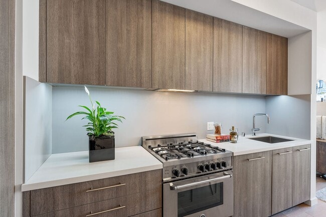 Building Photo - SoMA: Stylish 1 Bed Condo w/ Designer Finishes, Google Fiber, Bike Storage & Shared Roof Deck