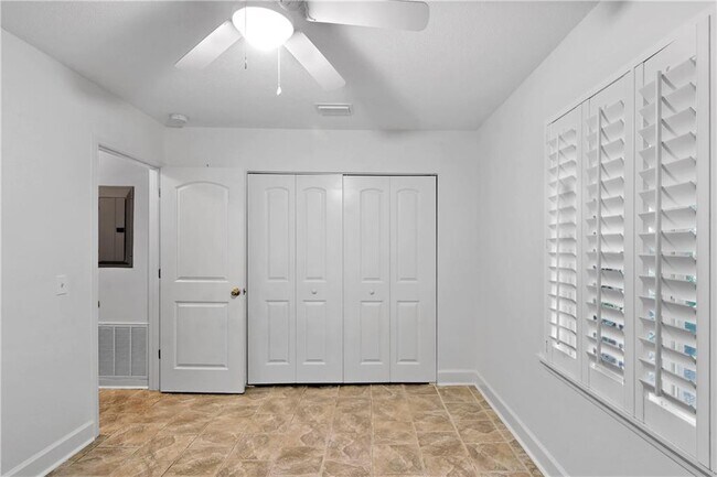 Building Photo - 204 Maple St