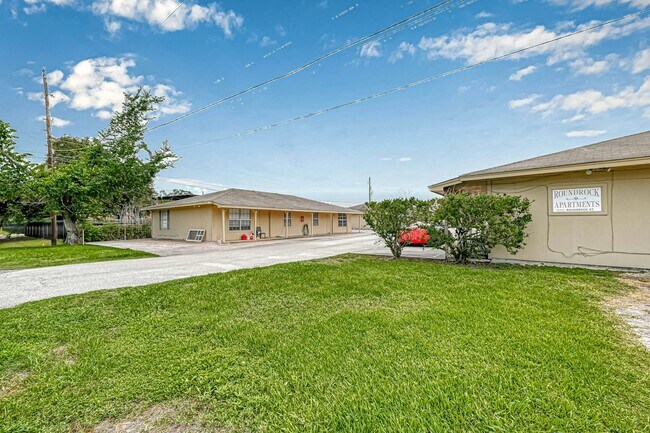 Building Photo - 8430 Round Rock Dr