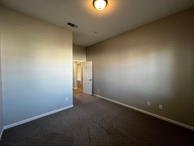 Building Photo - Beautiful 3 Bed, 2 Bath home in highly des...