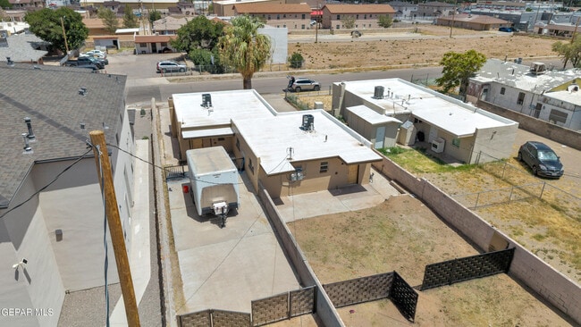 Building Photo - 8931 Robert Dr