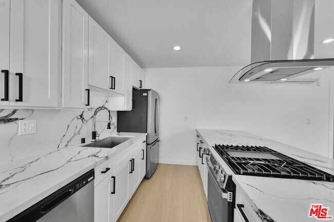 Building Photo - 926 N Spaulding Ave