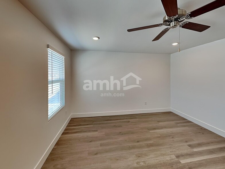 Building Photo - 9660 Harkes Dr