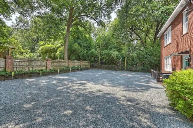 Building Photo - 518 Lamar Ave