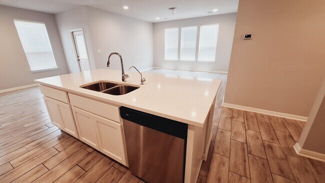 Building Photo - 124 Peruvian Ln