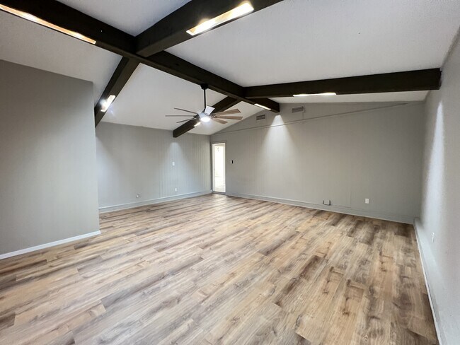 Building Photo - 2102 Richwood Dr