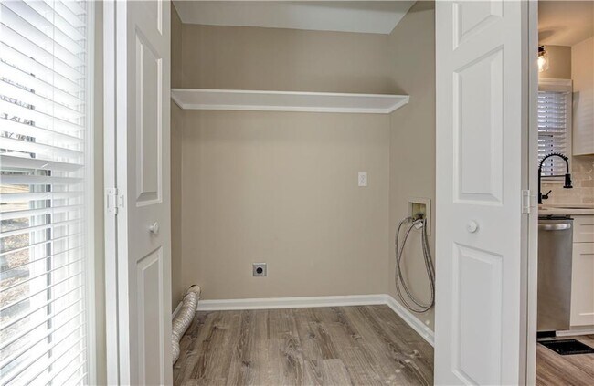 Building Photo - 637 Wedgewood Dr