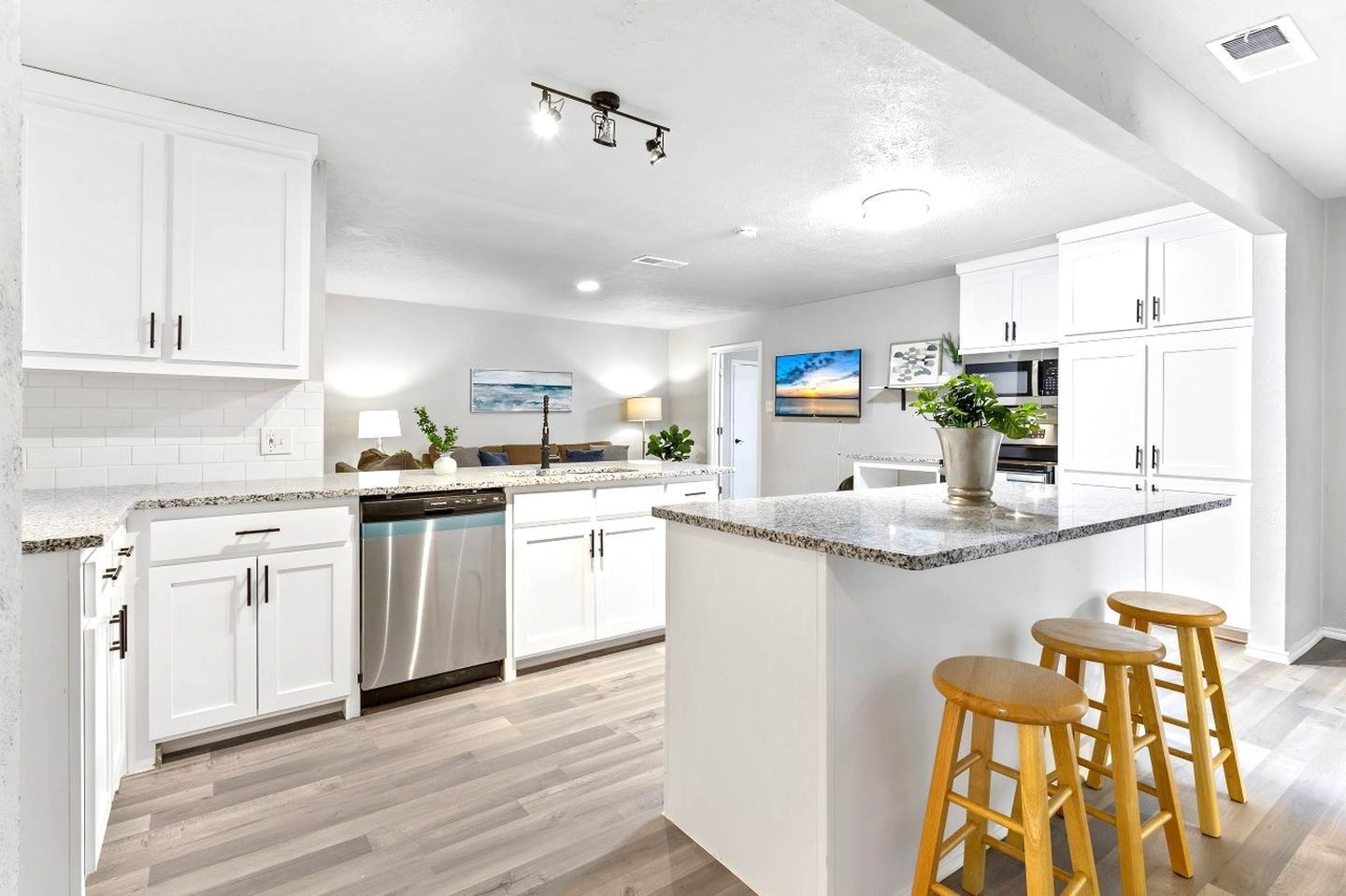 Building Photo - Conveniently located Fort Worth home with a welcoming atmosphere!