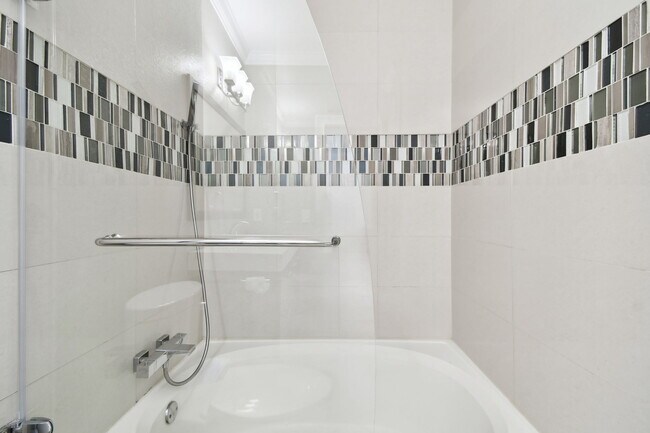 Building Photo - 5000 Culbreath Key Way