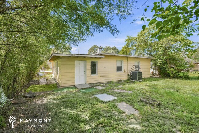 Building Photo - Inviting 3-Bedroom Home with Large Living Area