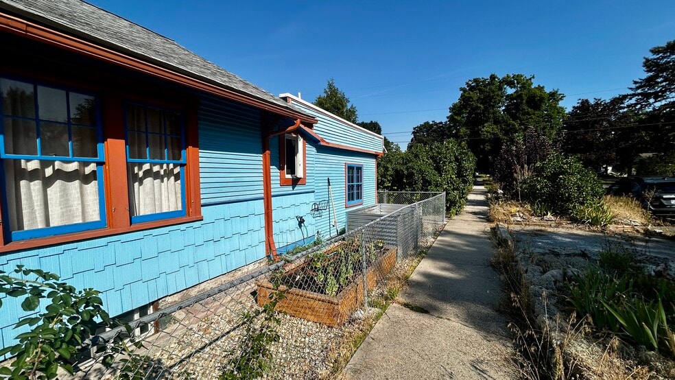 Building Photo - 1802 S 12th St W