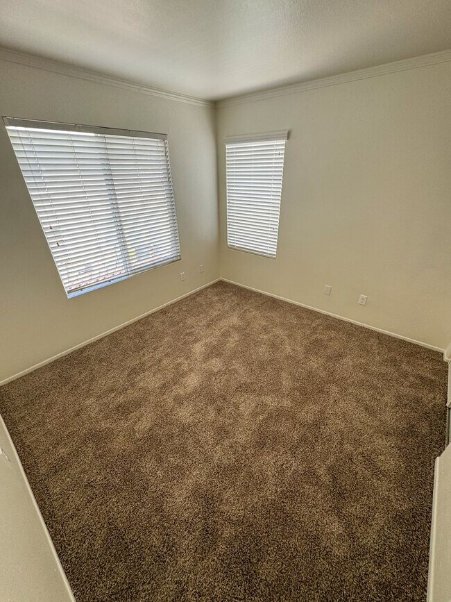 Building Photo - 4 Bedroom home available for Lease in Cent...