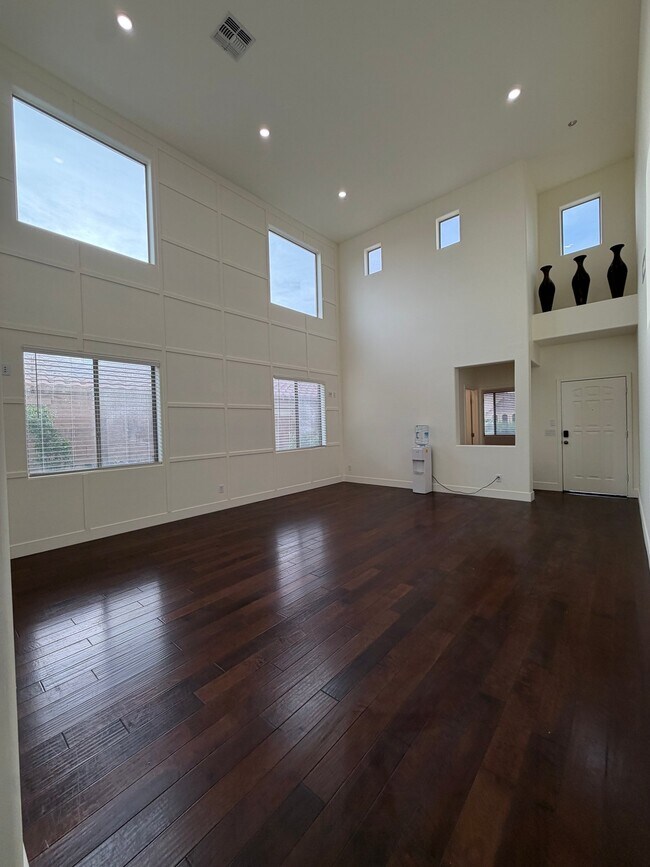 Building Photo - 2741 E Quiet Hollow Ln