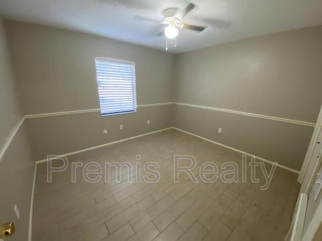 Building Photo - 14875 Cromwell Dr