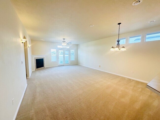 Building Photo - Exceptionally maintained Single level 3 bedroom home available soon!
