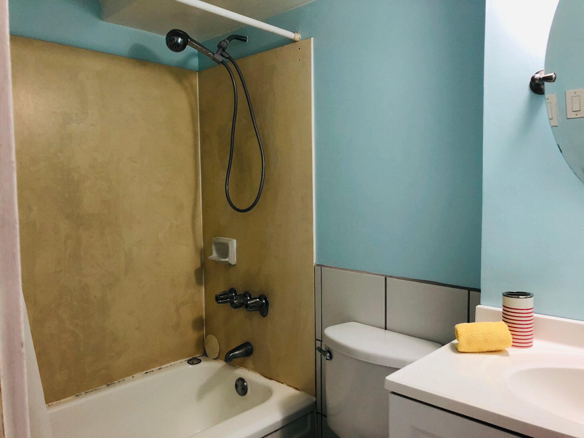 tub/shower combination - 445 Seaside Ave