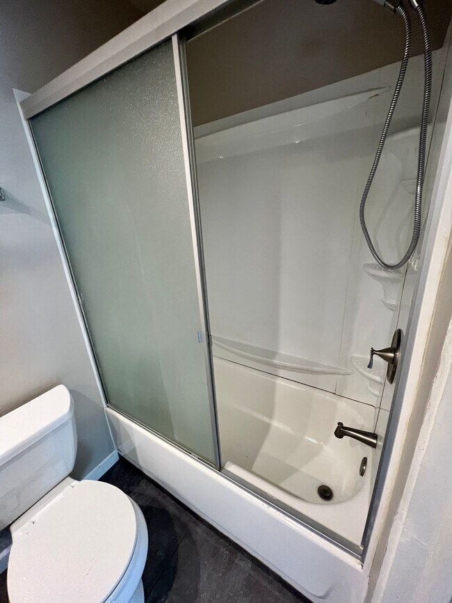 Building Photo - 146 Maplewood Ave