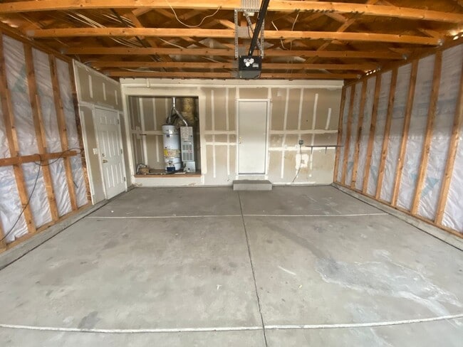 Building Photo - Charming 3 Bedroom