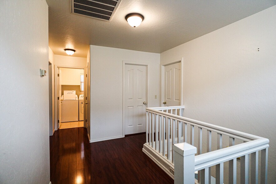 Building Photo - 207 E Mountain Sage Dr