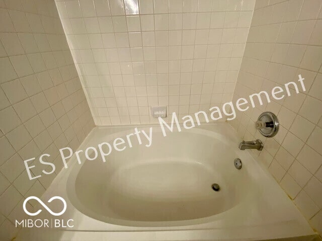 Building Photo - 10902 Glenayr Dr