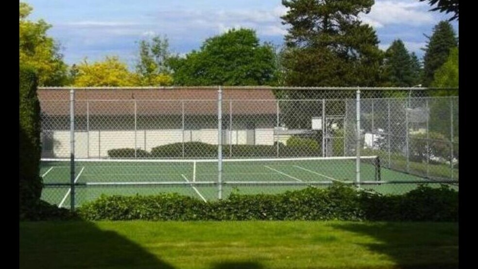 tennis courts - 200 SW Florence Ave