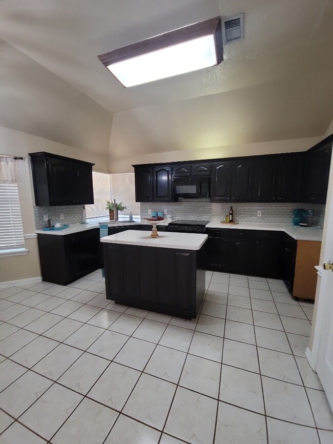 Building Photo - BURLESON 3/2/2 HOME