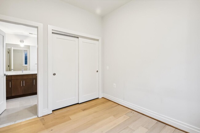 Building Photo - Near NEW 1+1 in NW DC!