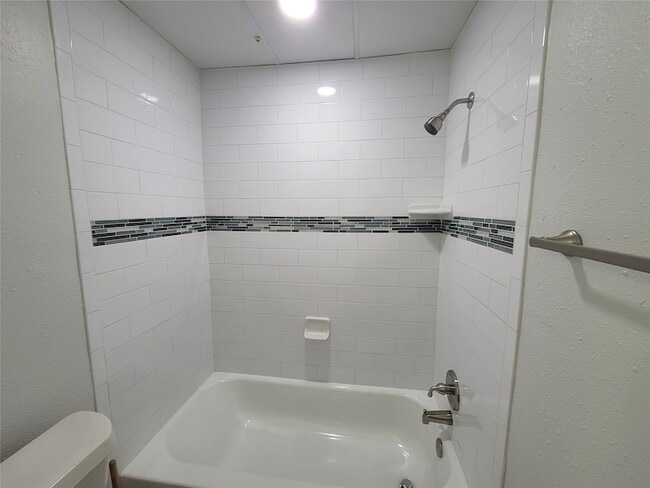 Building Photo - 7093 N Holiday Dr
