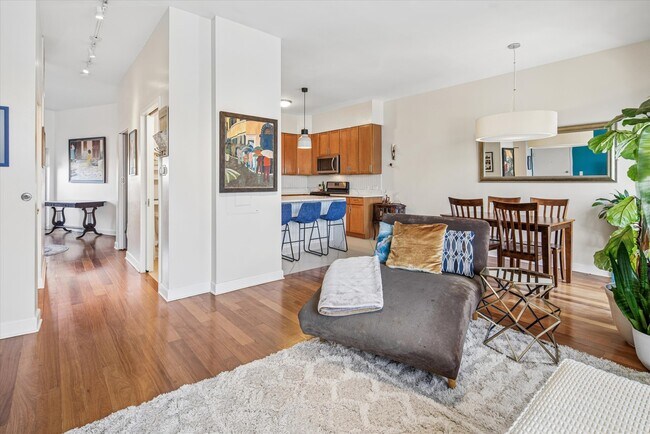 Building Photo - 3741 N Wolcott Ave