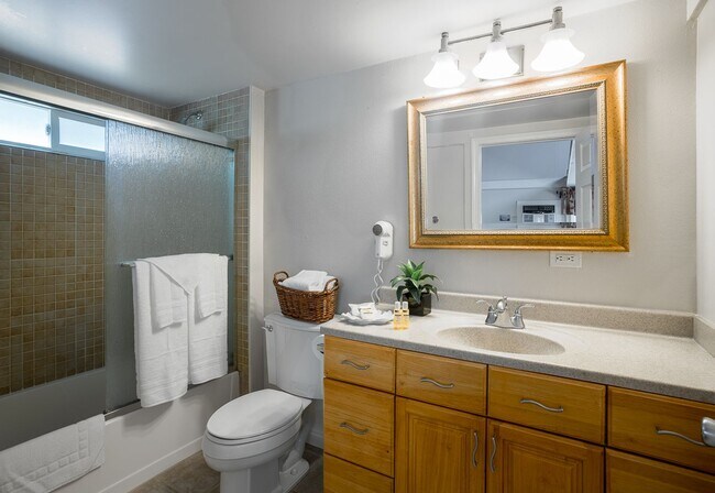 Building Photo - Welcome to this stunning 3-bedroom, 3-bath...