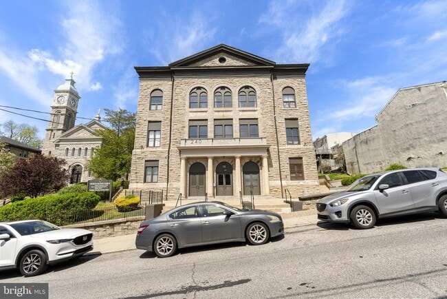 Building Photo - 240 Hermitage St