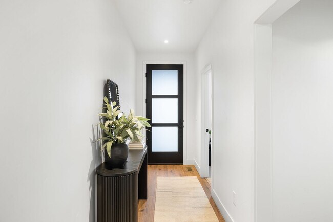 Building Photo - Brand New Luxury Duplex-Top of the line finishes & walking distance to The Village.