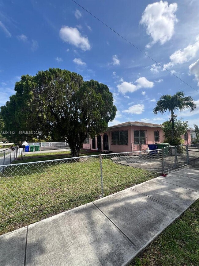 Building Photo - 301 NW 35th Ave