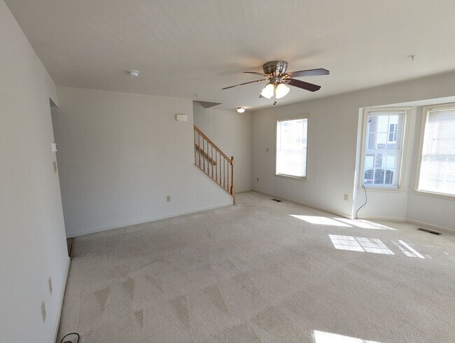Building Photo - 3 Level End Unit townhouse available mid O...