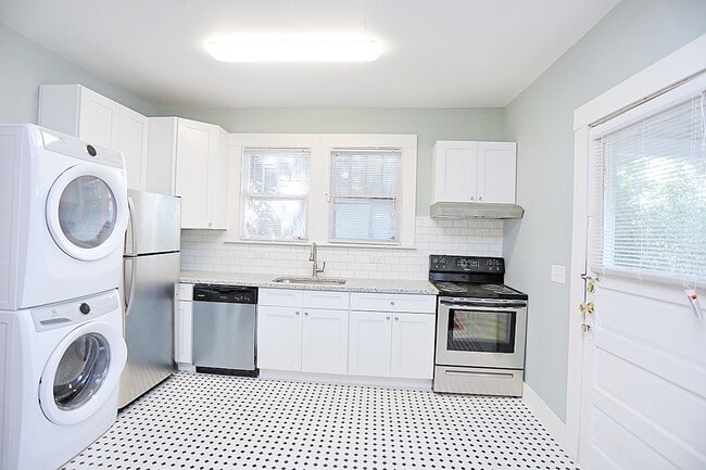 Building Photo - Renovated Single Family