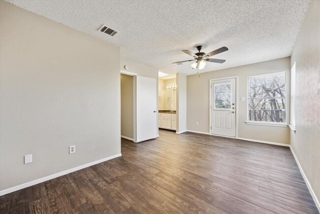 Building Photo - 710 Rollingway Dr