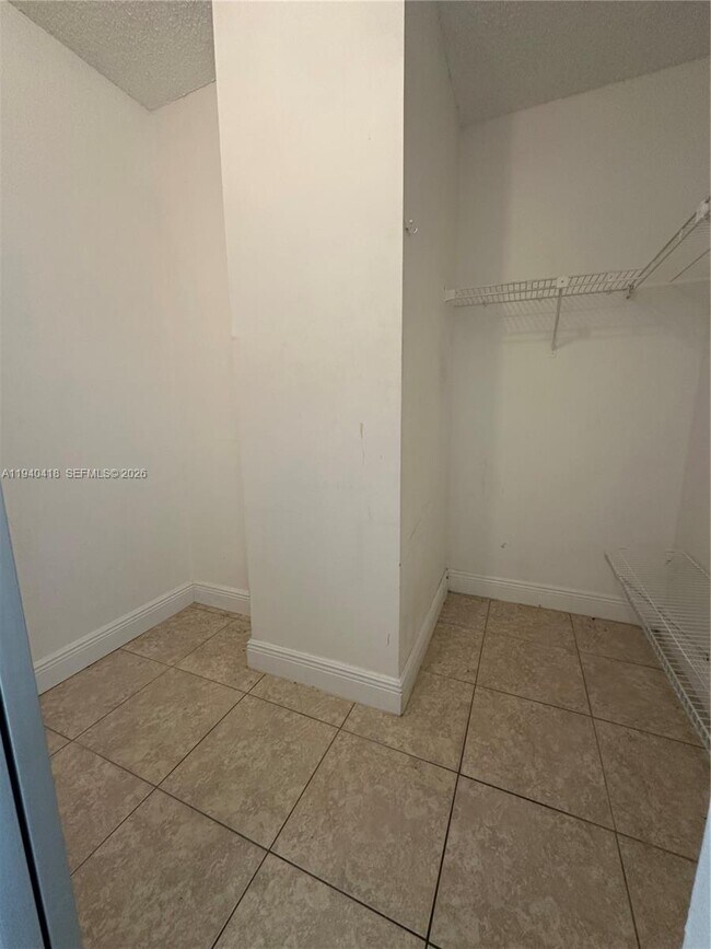 Building Photo - 919 Hillcrest Dr