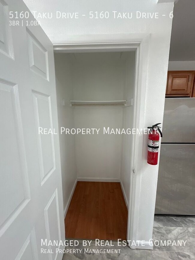 Building Photo - Three Bedroom One Bath Apartment Four Minu...