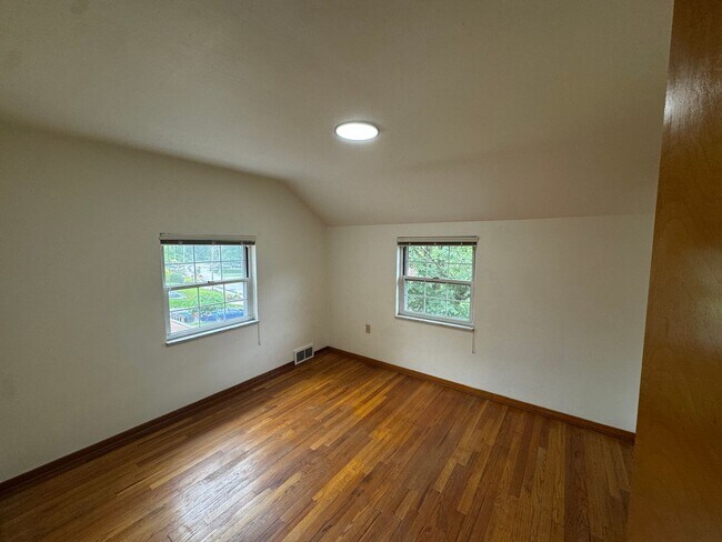 Building Photo - Available NOW! 4 Bed 2 Full Bath House