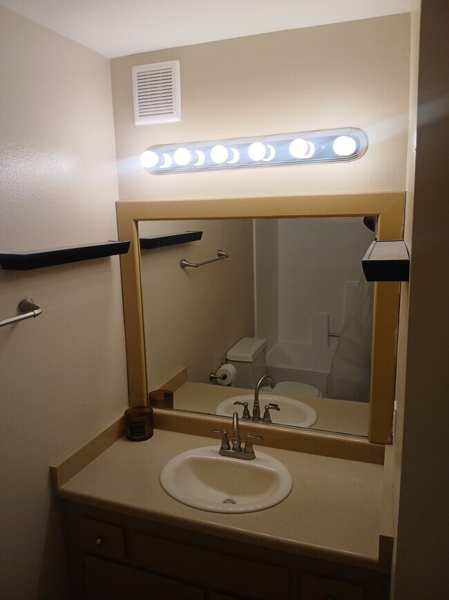 Building Photo - 775 Kingston Dr