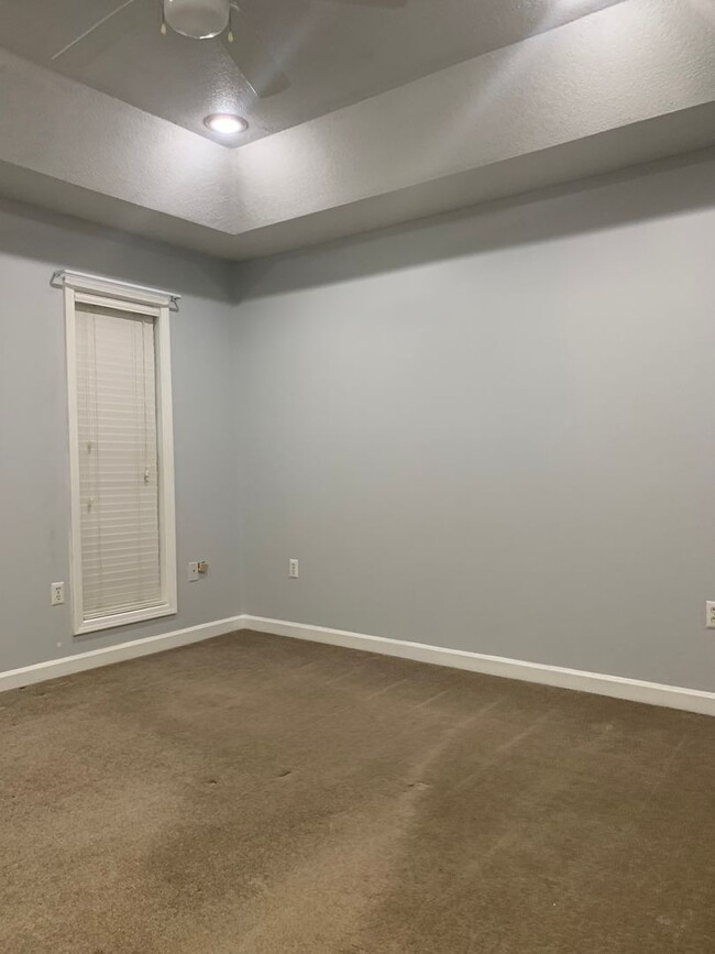 Building Photo - 3bed/2bath Home south of bypass