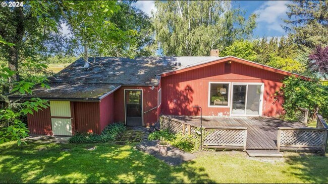 Building Photo - **50% OFF FIRST MONTH'S RENT** Country Liv...