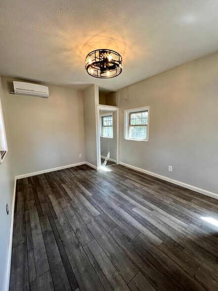 private bedroom 5 - 614 N College Ave