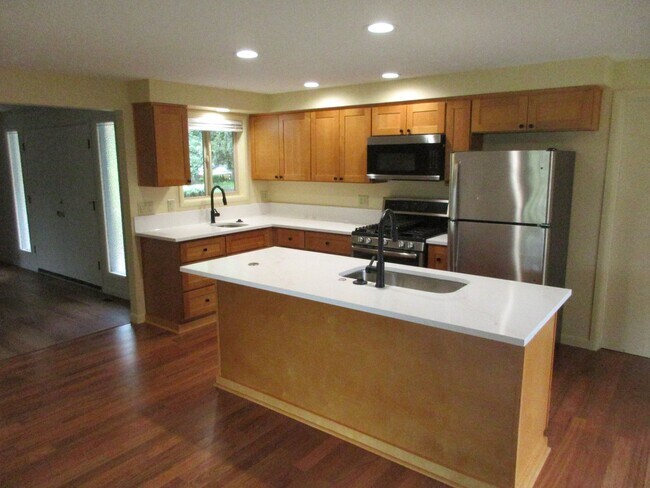 Building Photo - Great Three Bedroom Close South Salem