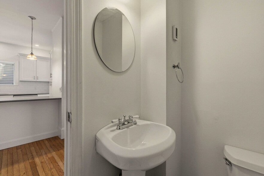 Building Photo - 514 Middle, 1